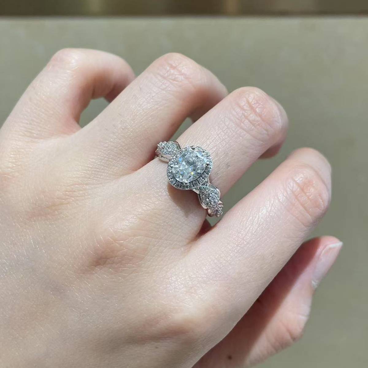 蛋形圆包女戒S925银镀白金定制选款主石莫桑钻1.5ct/副石高碳钻